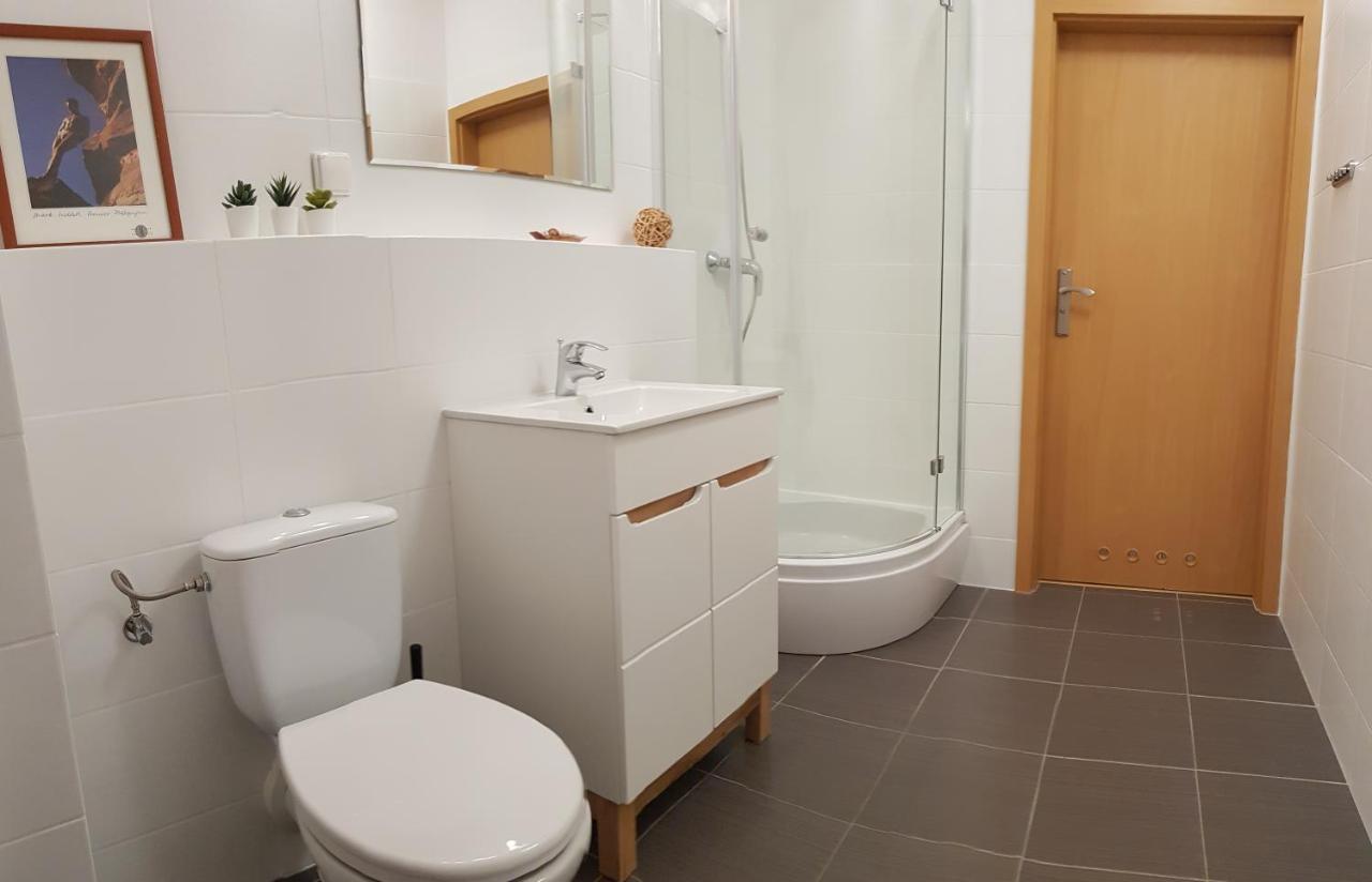 Frog - 2 Bedrooms And Living Apartment *