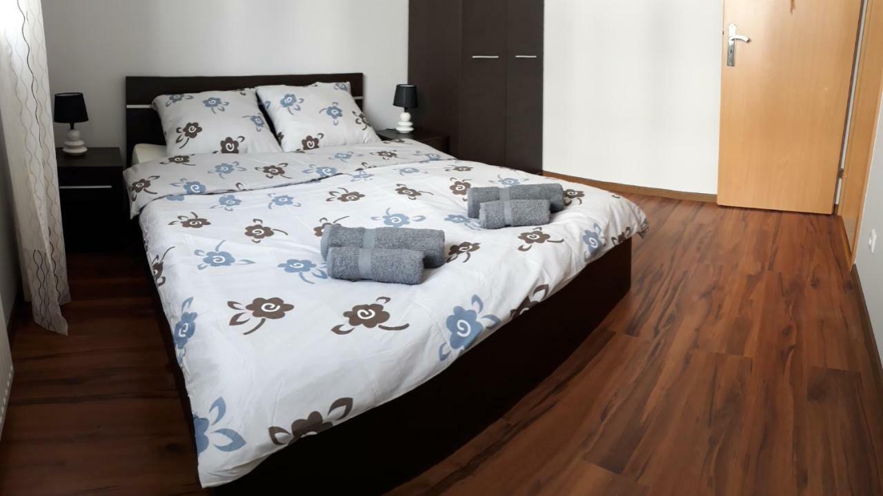 Frog - 2 Bedrooms And Living *