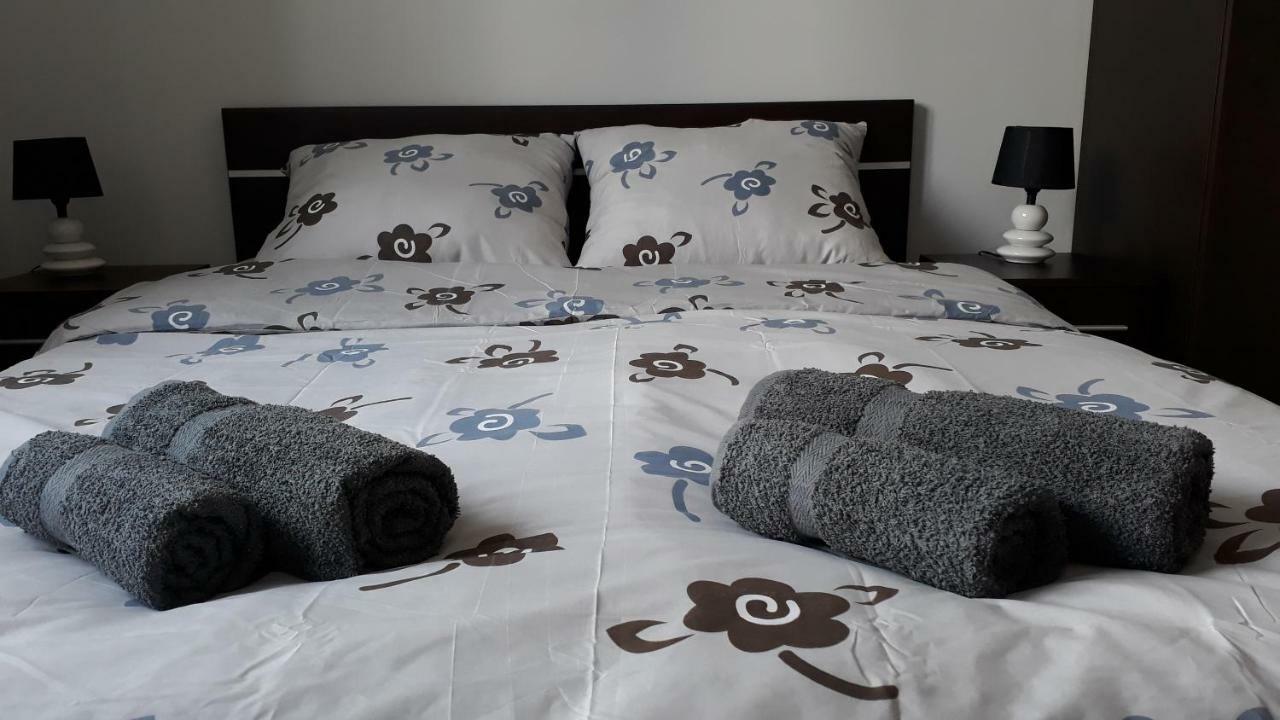 Frog - 2 Bedrooms And Living *